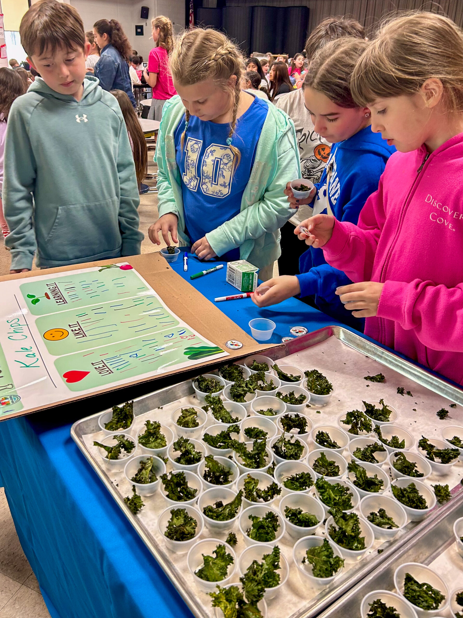 Middle School students trying kale chips during lunch. 